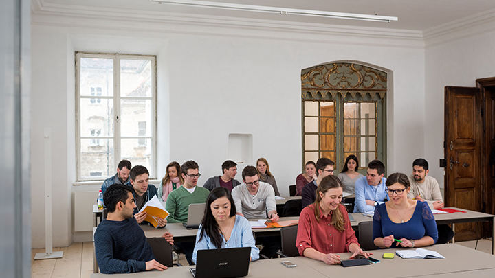 Studierende in einem Seminarraum des TUM Akademiezentrums Raitenhaslach  Foto: Astrid Eckert / TUM
