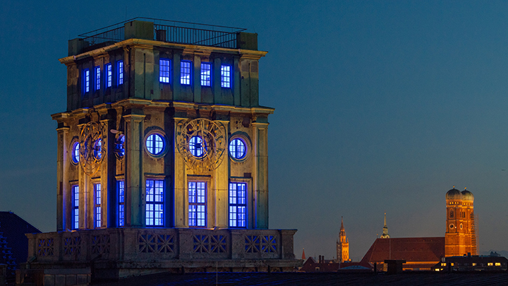 Der Uhrenturms, Wahrzeichens der TUM, von innen blau angeleuchtet in Abendstimmung.  Foto: Andreas Heddergott / TUM