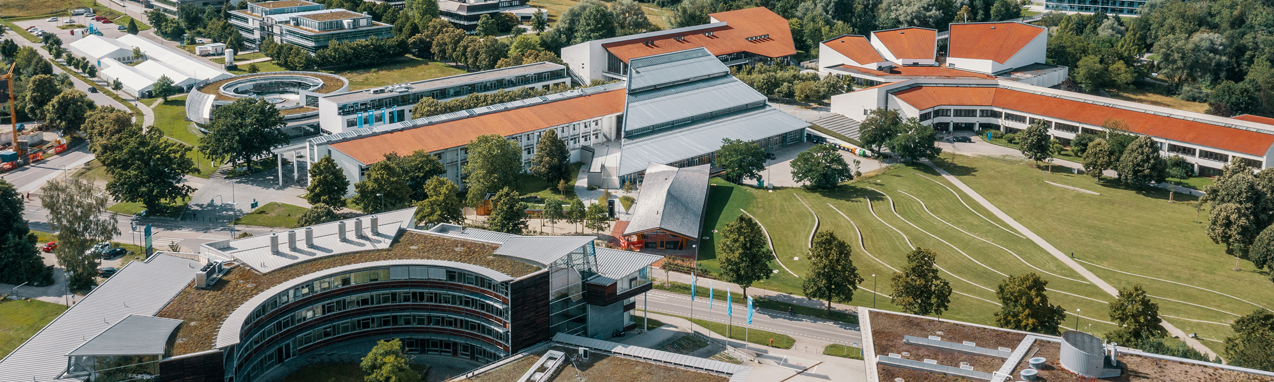 Luftaufnahme mit mehreren Gebäuden auf dem Campus Freising