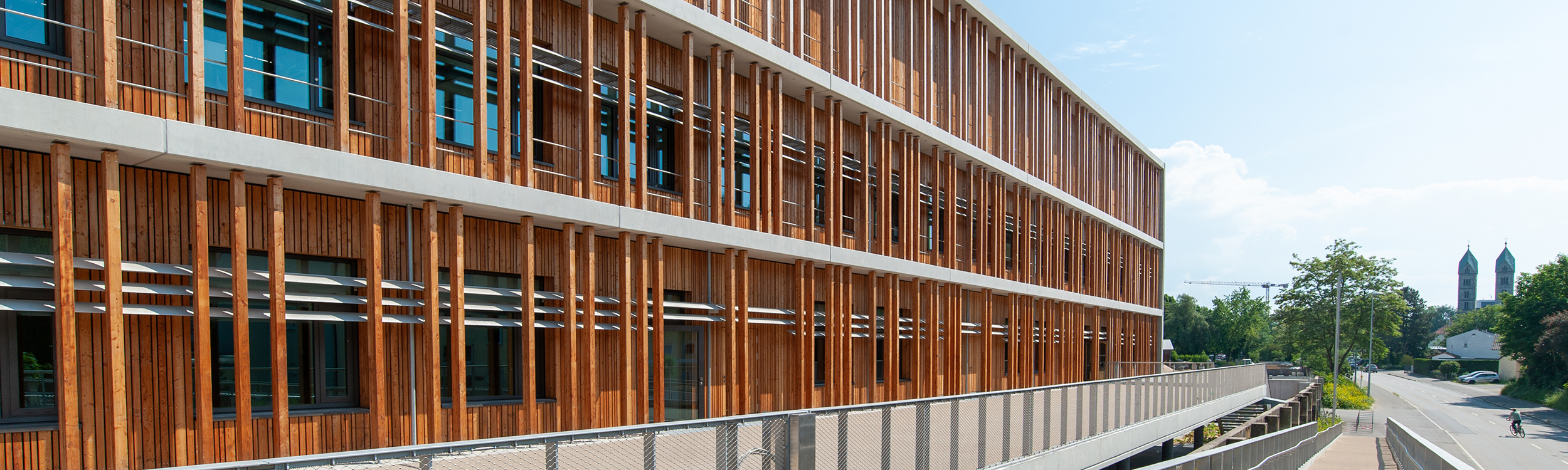 Modernes nachhaltiges Gebäude mit Holzfassade auf dem Campus Straubing