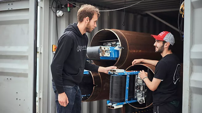 zwei Studenten bei Arbeiten mit einer selbstentwickelten Tunnelbohrmaschine Das TUM Boring Team testete die Tunnelbohrmaschine vor dem Wettbewerb